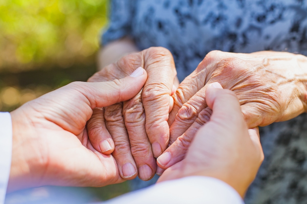 parkinsons-patient-holding-hands